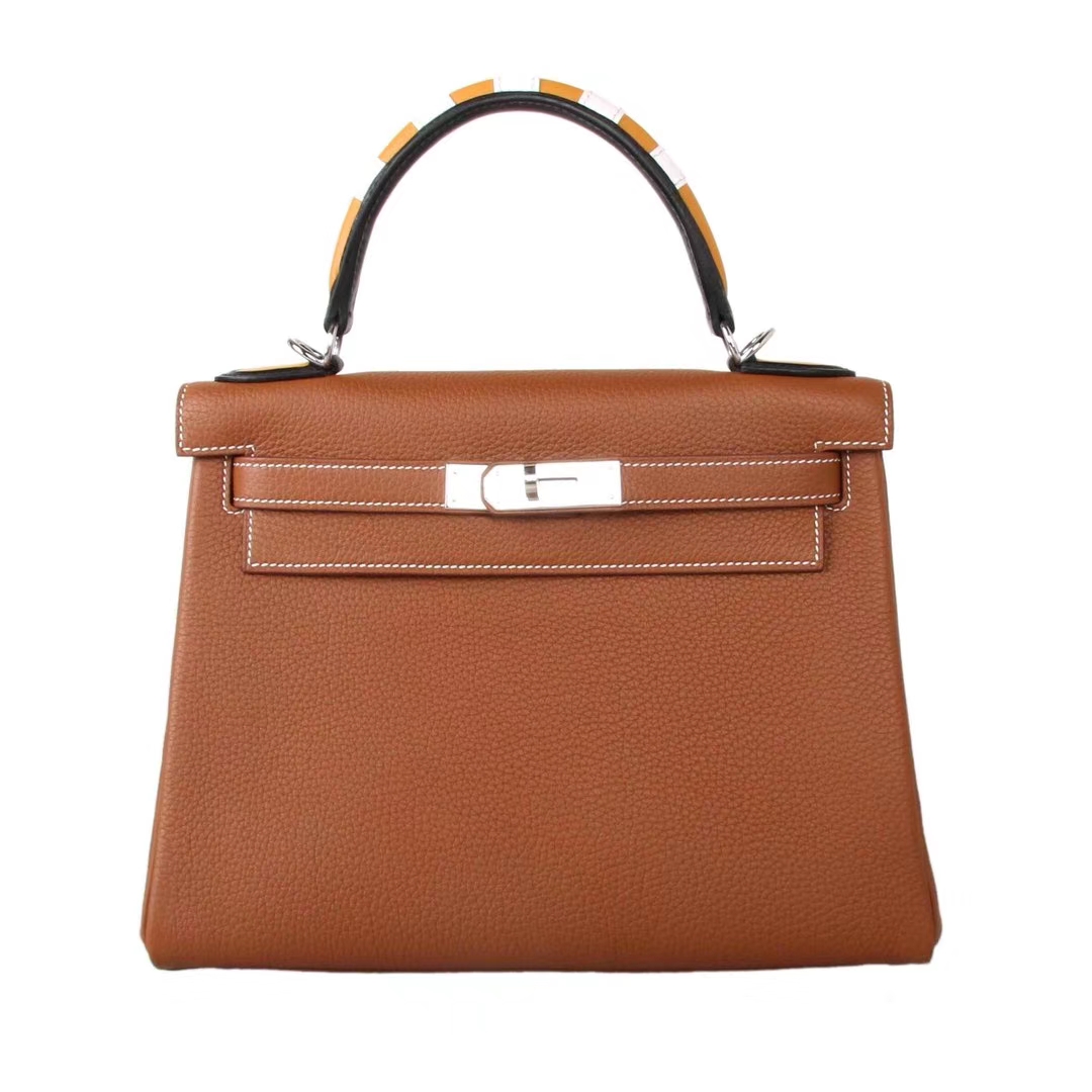 Hermès（爱马仕）Kelly凯莉包 驼色 togo 彩色手柄 银扣 28cm