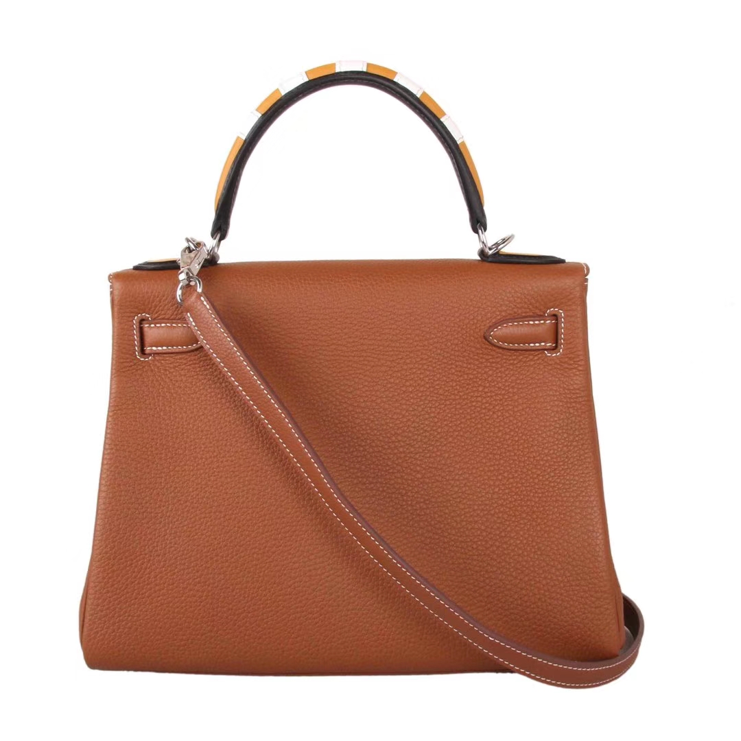 Hermès（爱马仕）Kelly凯莉包 驼色 togo 彩色手柄 银扣 28cm