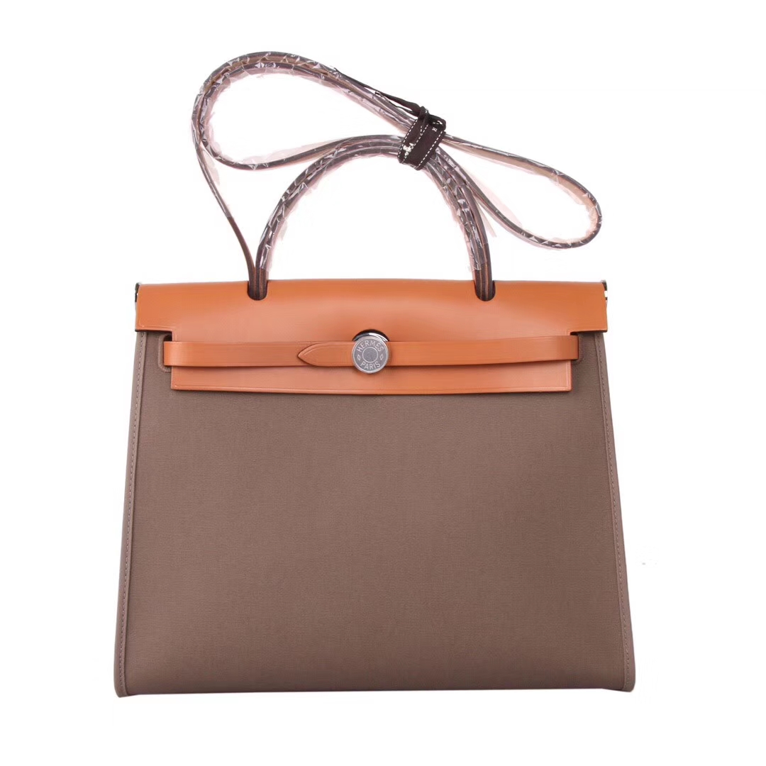 Hermès（爱马仕）herbag 31cm 驼‎色马​鞍皮拼大‎象灰‎ 帆‎布