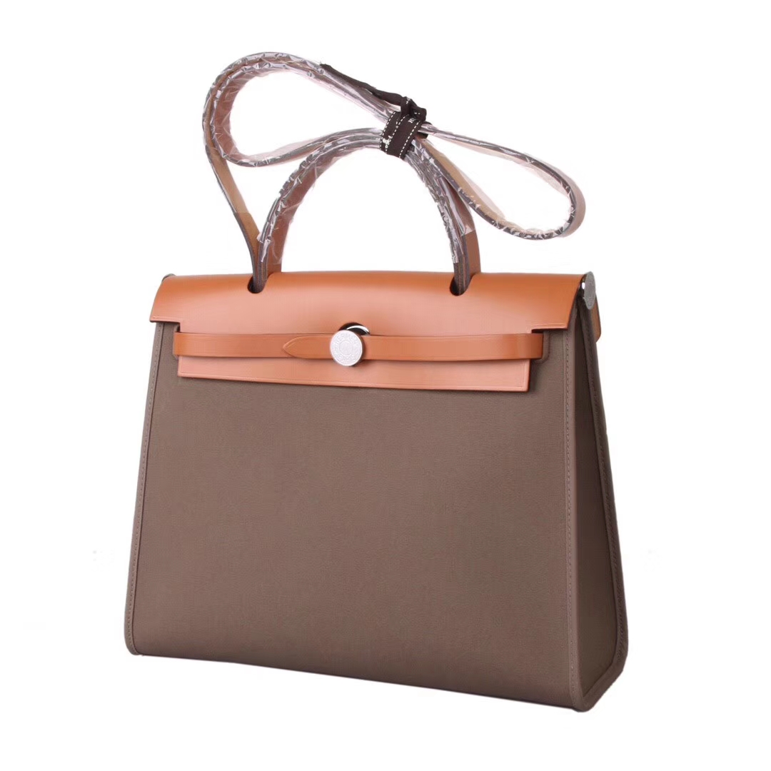 Hermès（爱马仕）herbag 31cm 驼‎色马​鞍皮拼大‎象灰‎ 帆‎布