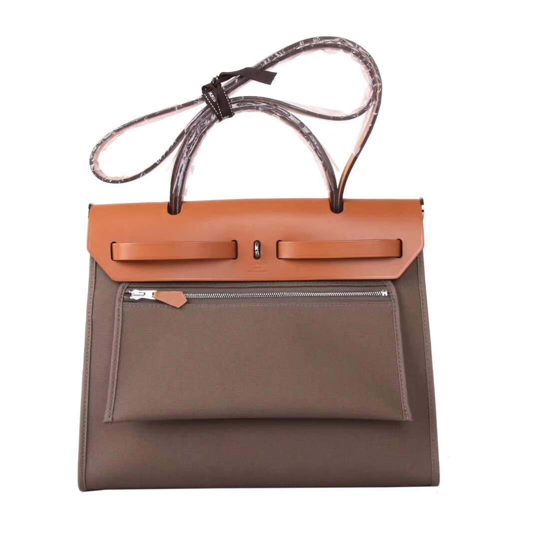 Hermès（爱马仕）herbag 31cm 驼‎色马​鞍皮拼大‎象灰‎ 帆‎布