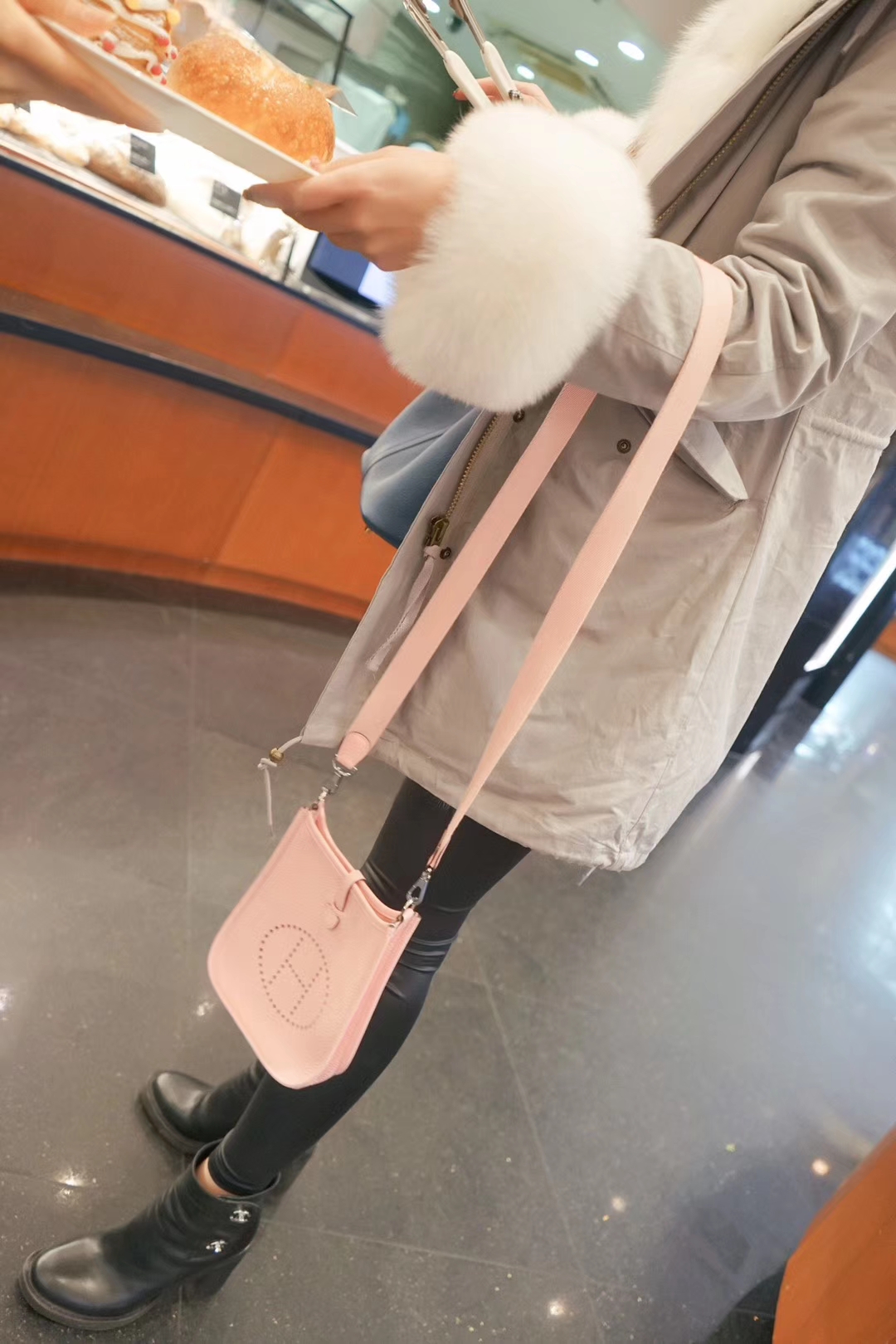 Hermès（爱马仕）evelyne 伊‎​芙‎‎​琳‎‎​ 奶昔粉 togo 银扣 17cm