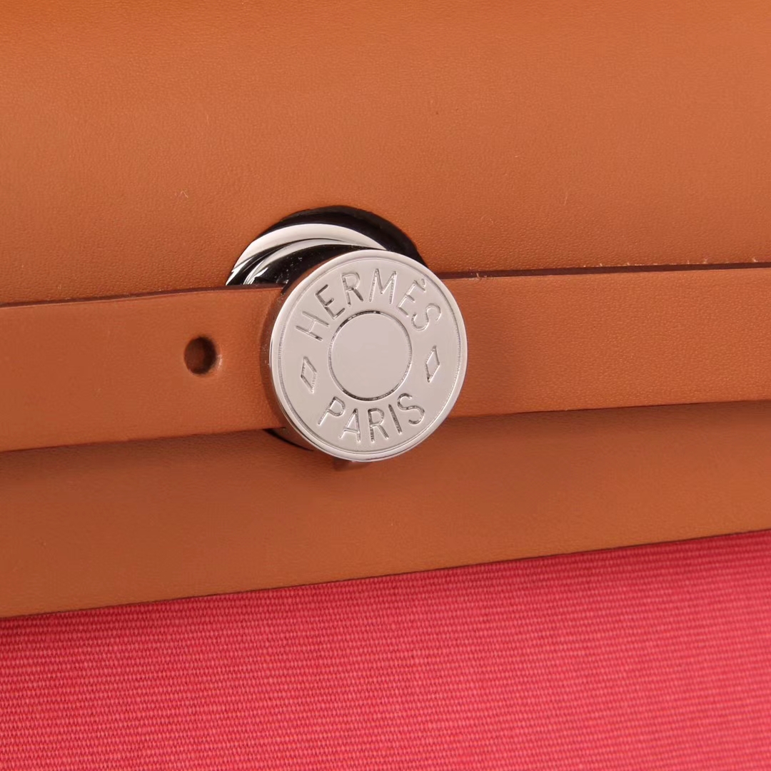 Hermès（爱马仕）Herbag 金棕盖头唇膏粉帆布 银扣 31cm