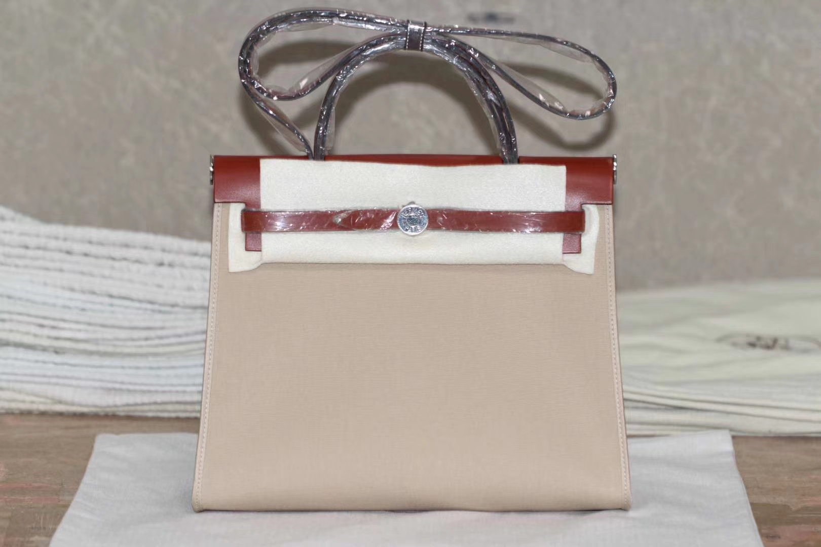 Hermès（爱马仕）herbag 31银 焦糖马鞍皮包盖+原色帆布