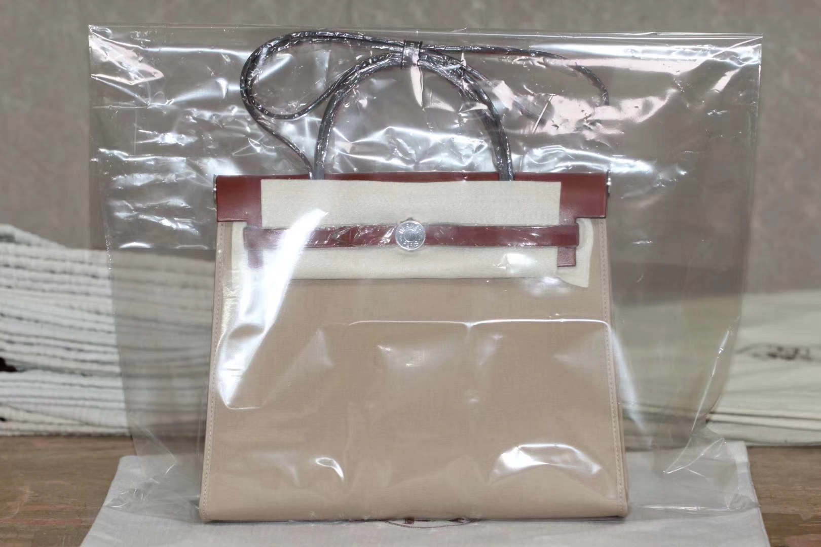 Hermès（爱马仕）herbag 31银 焦糖马鞍皮包盖+原色帆布